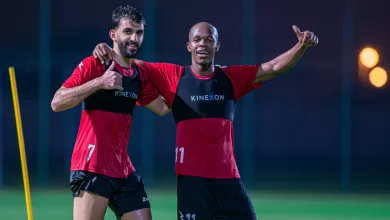 Knowledge Musona and his Al Riyadh teammate