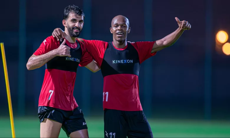 Knowledge Musona and his Al Riyadh teammate