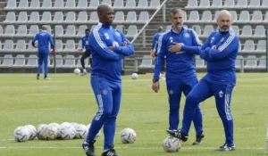 Mandla Ncikazi of Orlando Pirates with the rest of the technical team