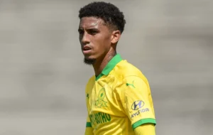 Rushine De Reuck of Mamelodi Sundowns in action