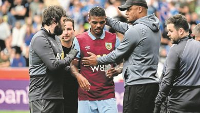 Lyle Foster and Vincent Kompany during a game