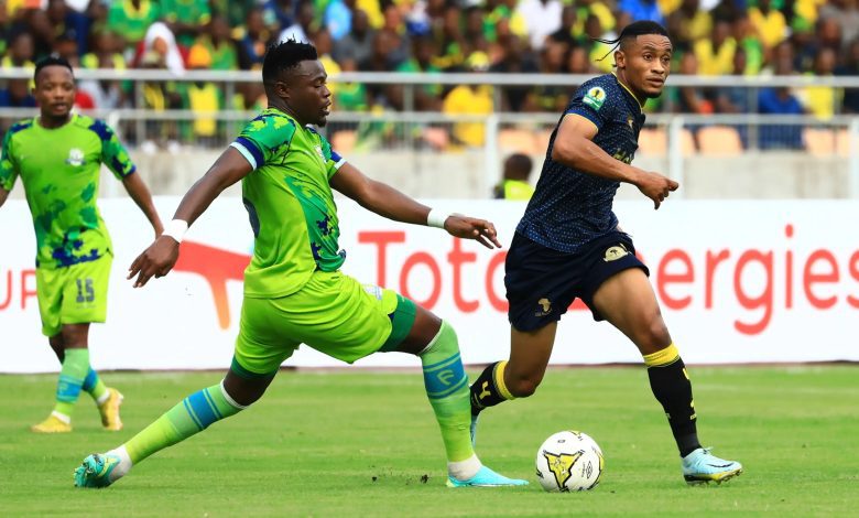 Ranga Chivaviro and Yannick Bangala during the CAF Confederation Cup clash