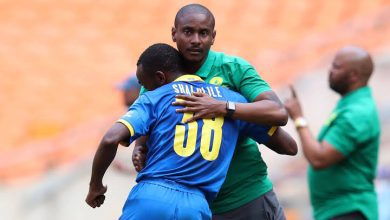 Rulani Mokwena and Peter Shalulile on the the touchline