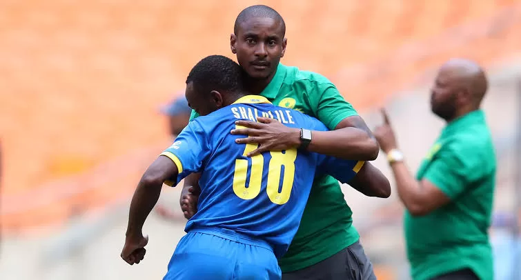 Rulani Mokwena and Peter Shalulile on the the touchline