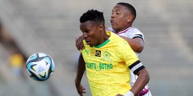 Themba Zwane fighting for the ball against Andile Jali