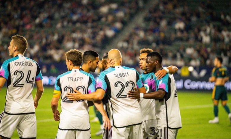 Minnesota United players celebrate Bongokuhle Hlongwane's goal against LA Galaxy