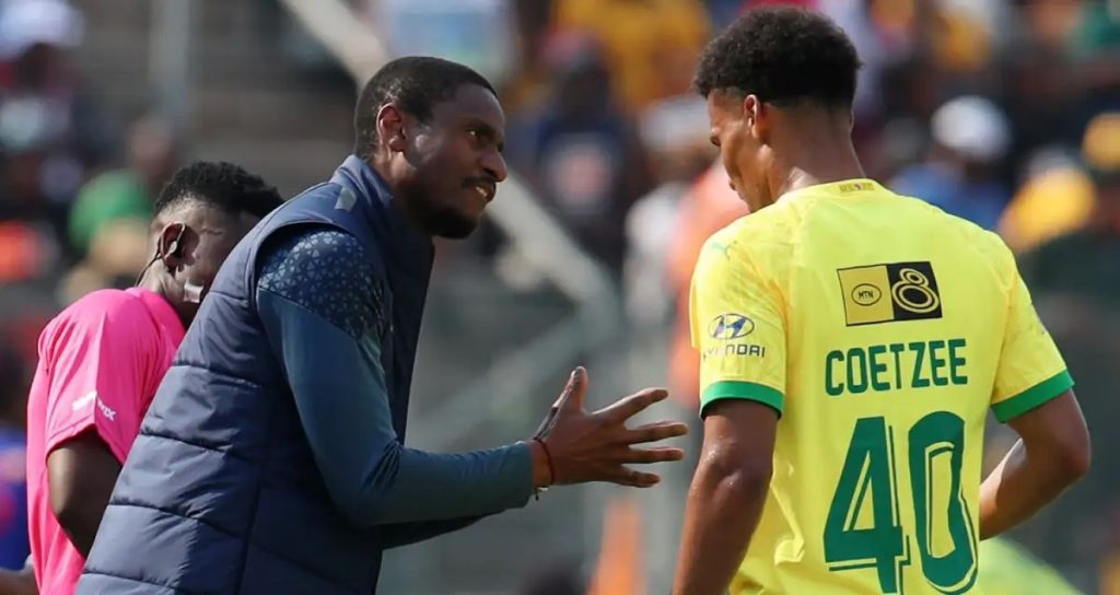 Rivaldo Coetzee with Rulani Mokwena on the sidelines during a match