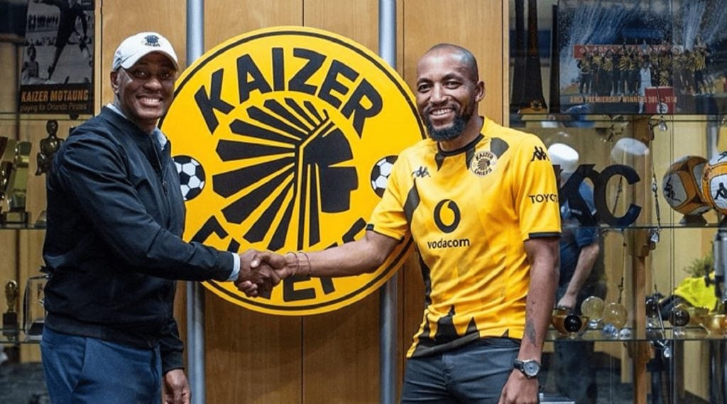 Sibongiseni Mthethwa with Kaizer Motaung Jr after signing for Kaizer Chiefs