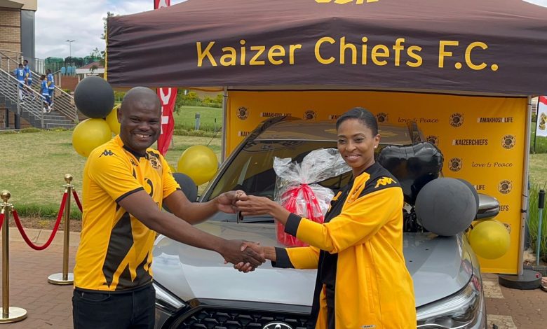 KAIZER CHIEFS marketing director Jessica Motaung handing over the car to the lucky winner Makhubela