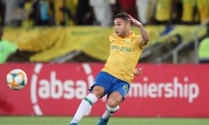 Ali Meza signs for the club Portuguesa FC