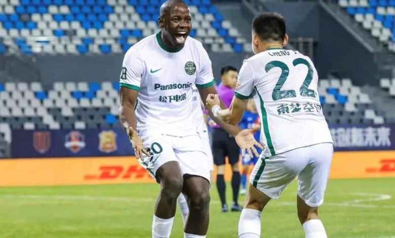 Nyasha Mushekwi celebrating a goal for Zhejiang FC