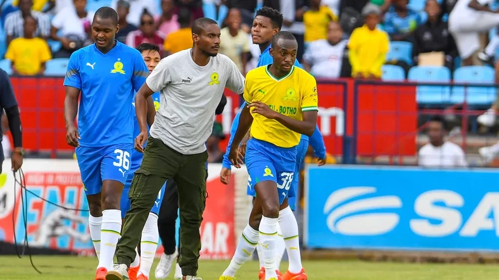 Rulani Mokwena and Peter Shalulile during a Mamelodi Sundowns game