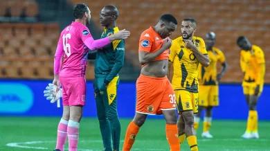 Itumeleng Khune and Kaizer Chiefs walking off the pitch after a defeat