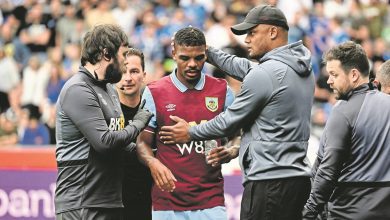Lyle Foster with Vincent Kompany on the sidelines during Burnley FC match