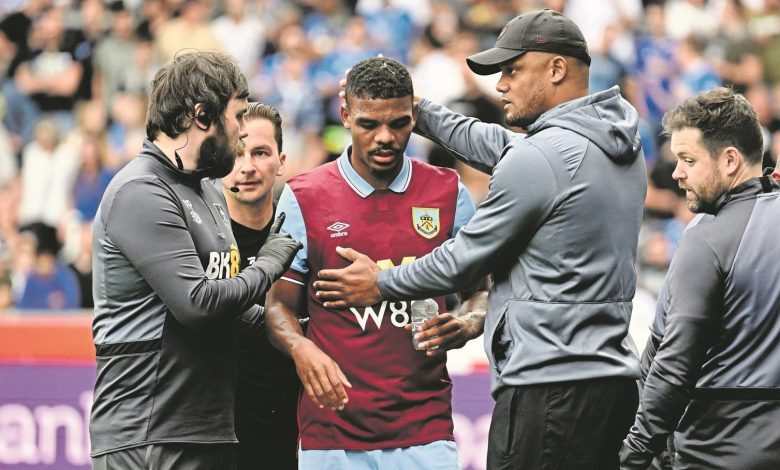 Lyle Foster with Vincent Kompany on the sidelines during Burnley FC match