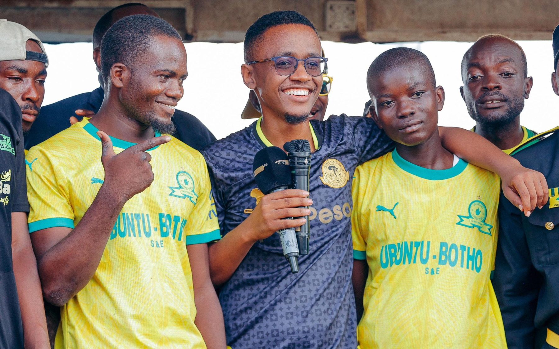 Yanga media officer Ali Kamwe with Sundowns fans 