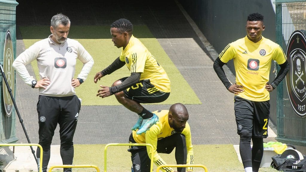 Coach Jose Riveiro with Makhehlene Makhaula, Thabiso Monyane and Phillip Ndlondlo.