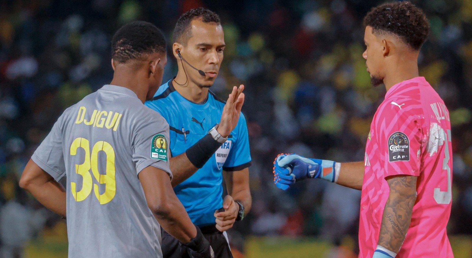 Williams and Diarra with the referee before the penalty shootout