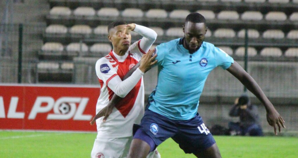 Somila Ntsundwana in action against Richards