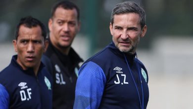 Raja Casablanca coach Josef Zinnbauer with Fadlu Davids during a training session