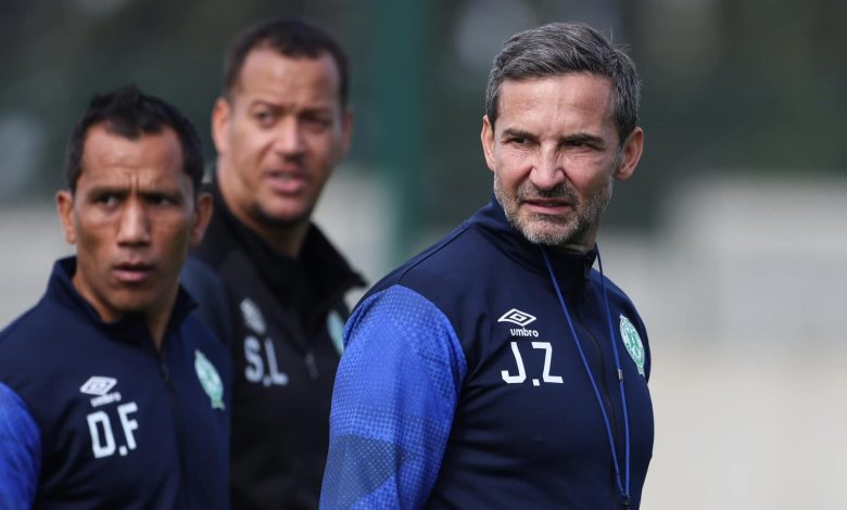 Raja Casablanca coach Josef Zinnbauer with Fadlu Davids during a training session