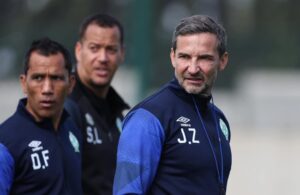 Raja Casablanca coach Josef Zinnbauer with Fadlu Davids during a training session