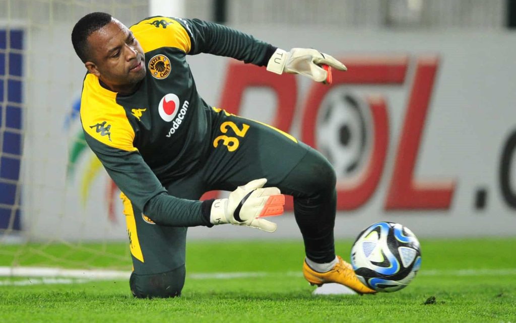 Itumeleng Khune warming up for Kaizer Chiefs