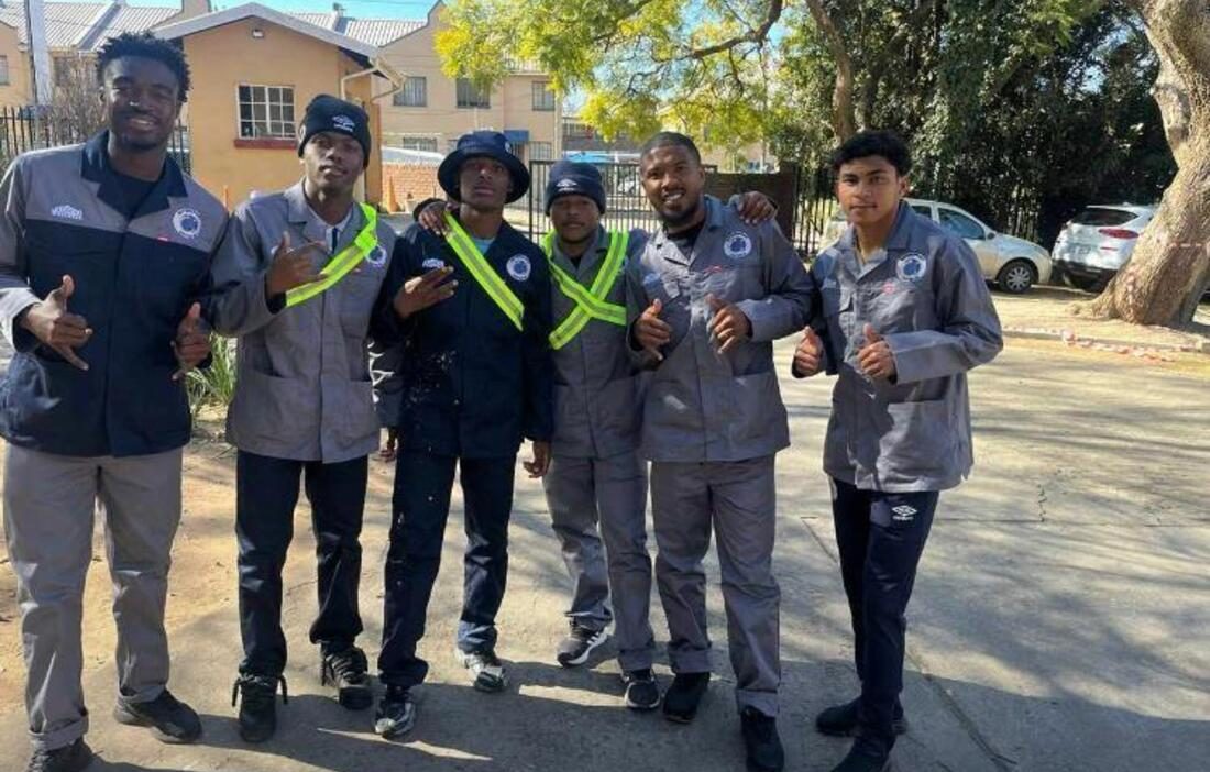 Keanin Ayer with SuperSport players