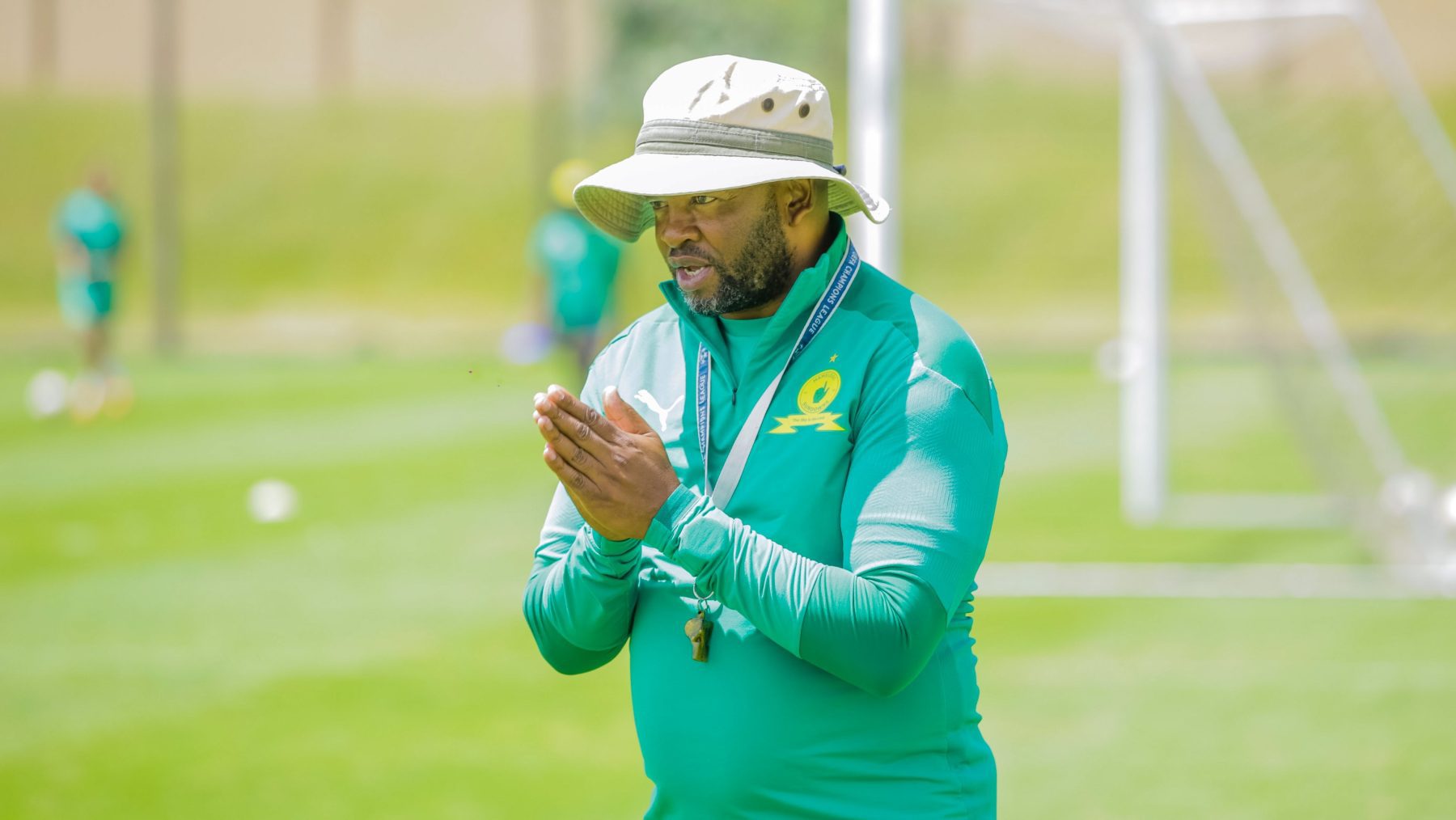 Manqoba Mngqithi in Mamelodi Sundowns training