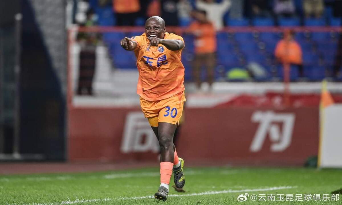 A former Mamelodi Sundowns gunslinger is turning back the hands of time, defying the odds of age in the Chinese League One.