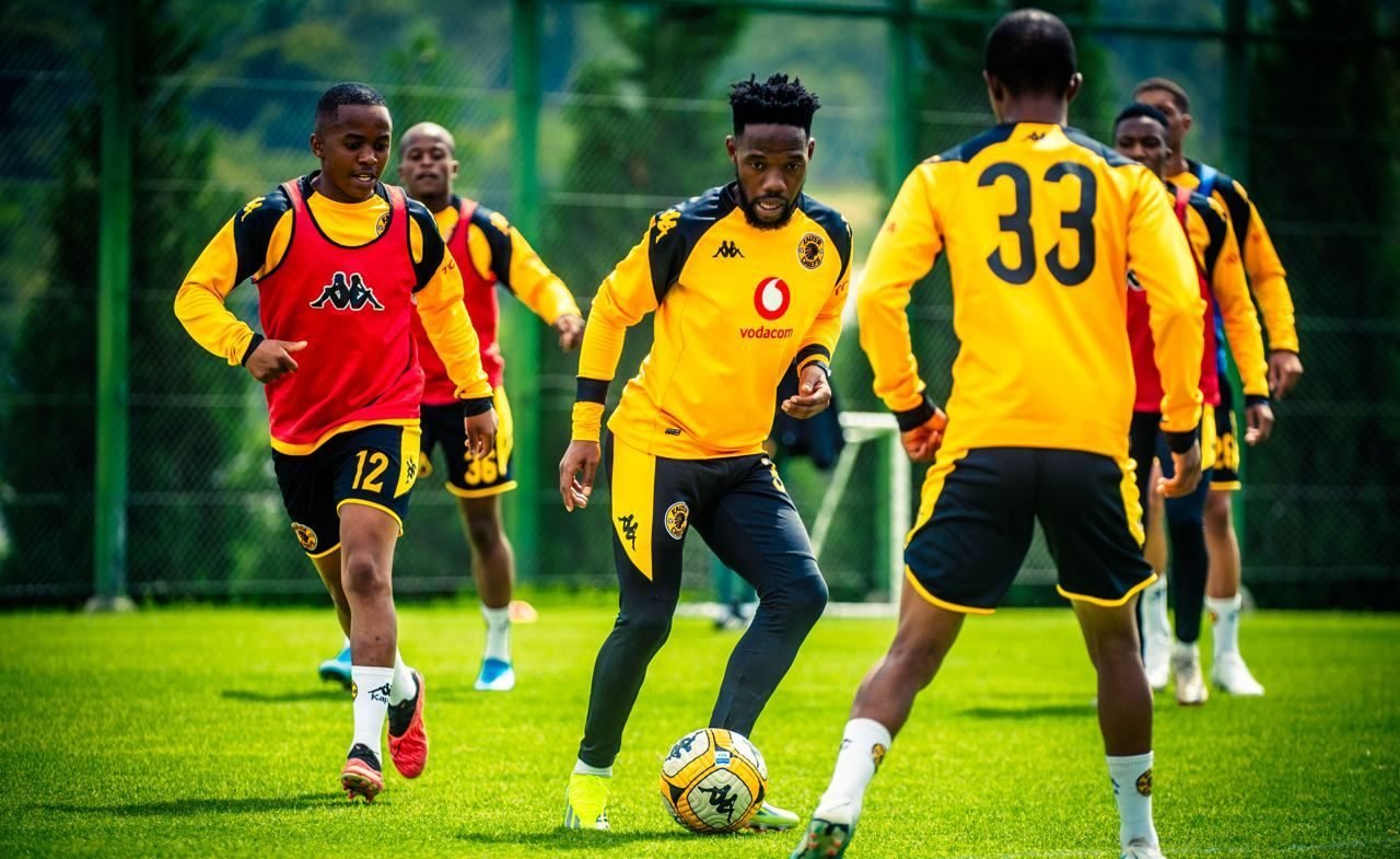 Kaizer Chiefs players including Mduduzi Mdantsane at training