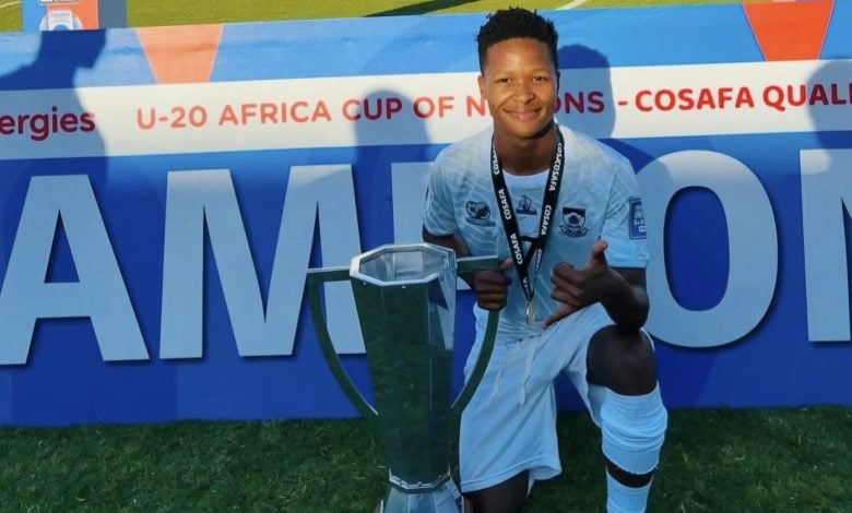 Emile Witbooi holding a trophy with SA under 20 side