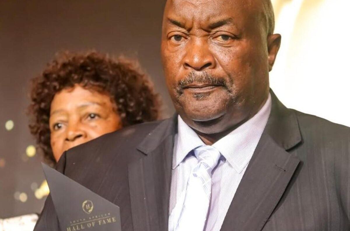 Jomo Sono with his award at the South African Hall of Fame ceremony 