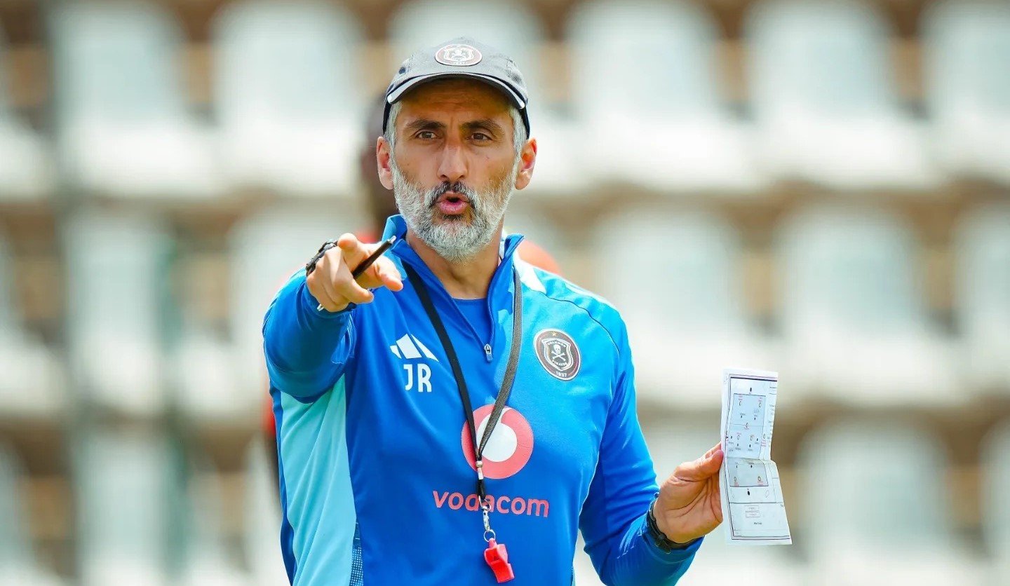 Jose Riveiro giving instructions during Orlando Pirates training