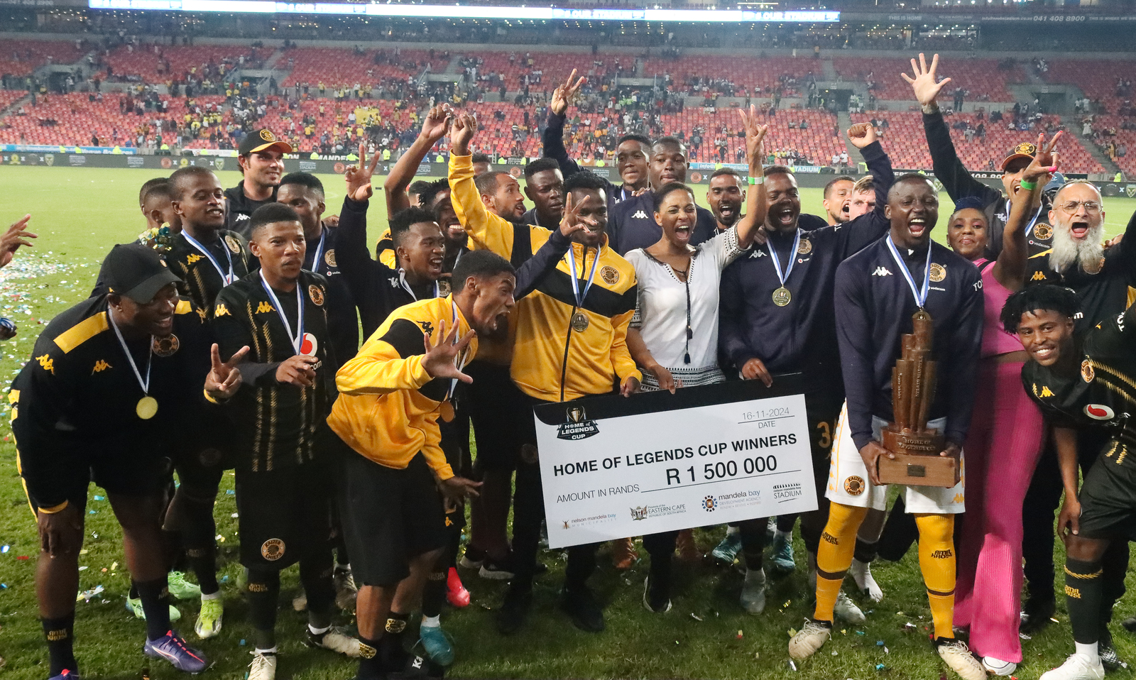 Kaizer Chiefs lifting trophy