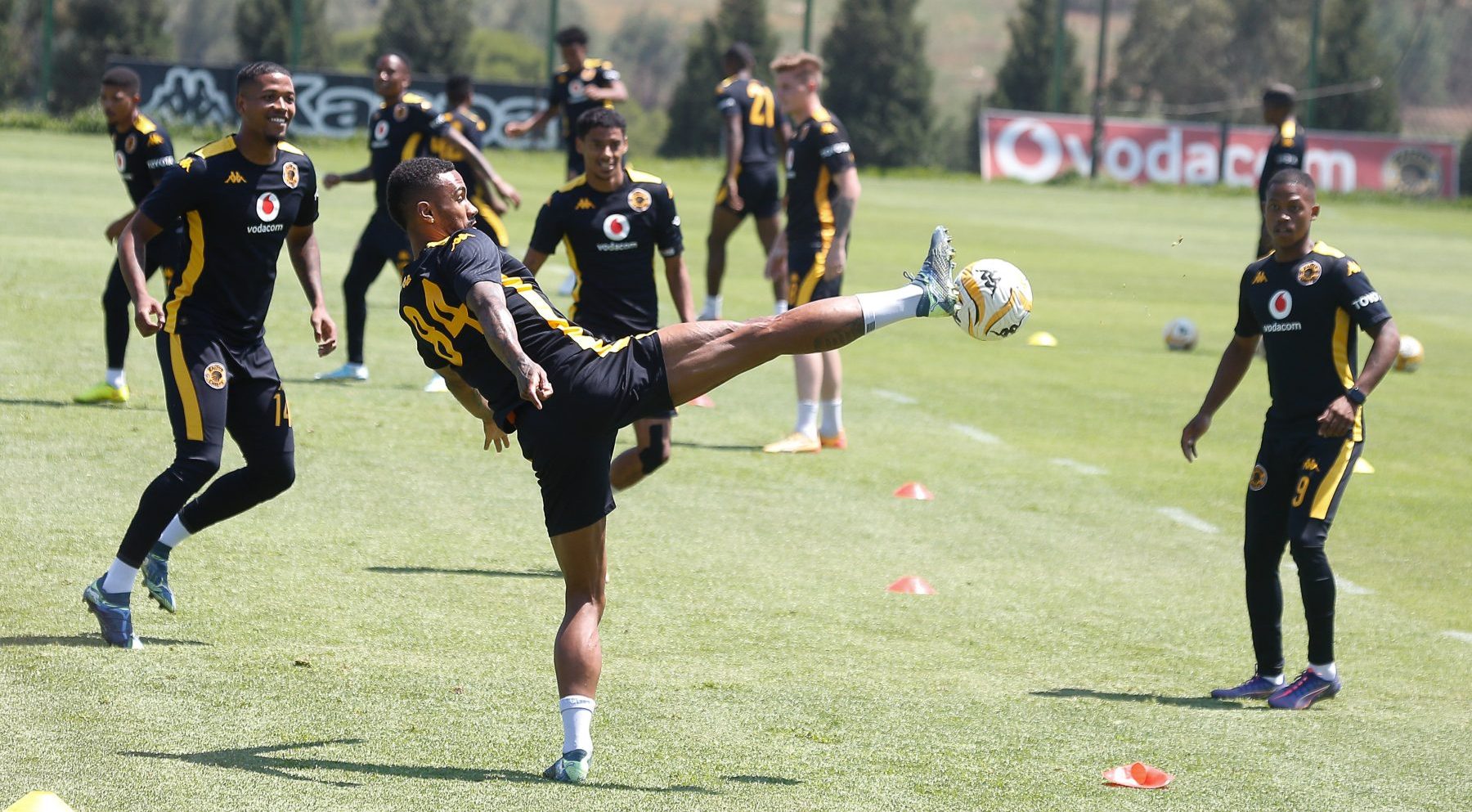 Kaizer Chiefs players warming up for training-4