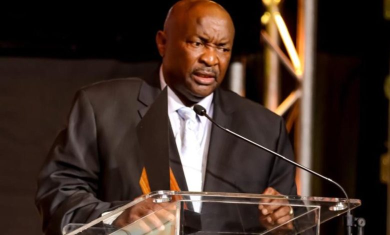 Jomo Sono speaking at the South African Hall of Fame ceremony