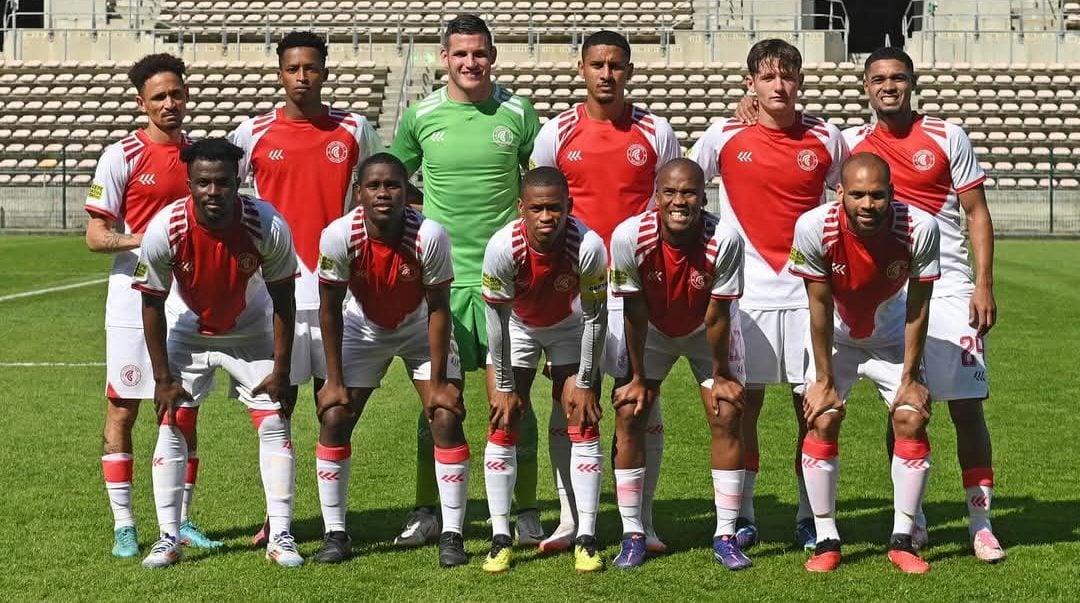 Cape Town Spurs players posing for a team picture