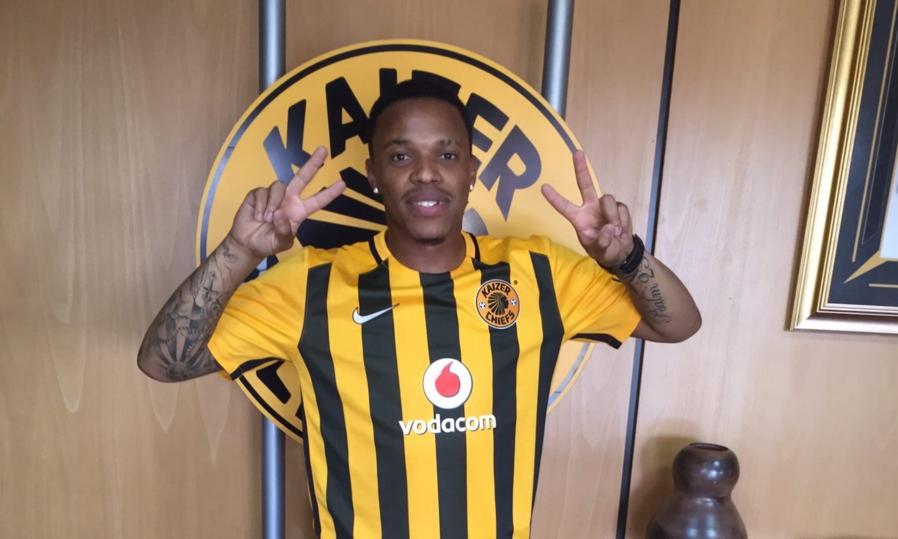 Edward Manqele doing a Kaizer Chiefs sign