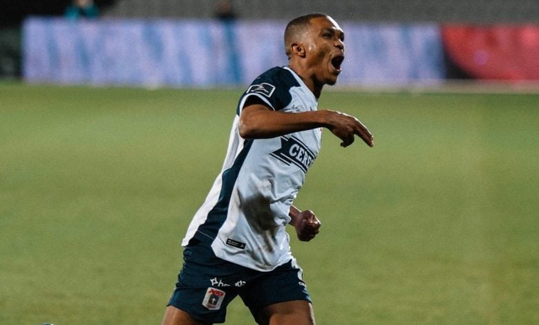 Gift Links celebrating a goal he scored for AGF Aarhus