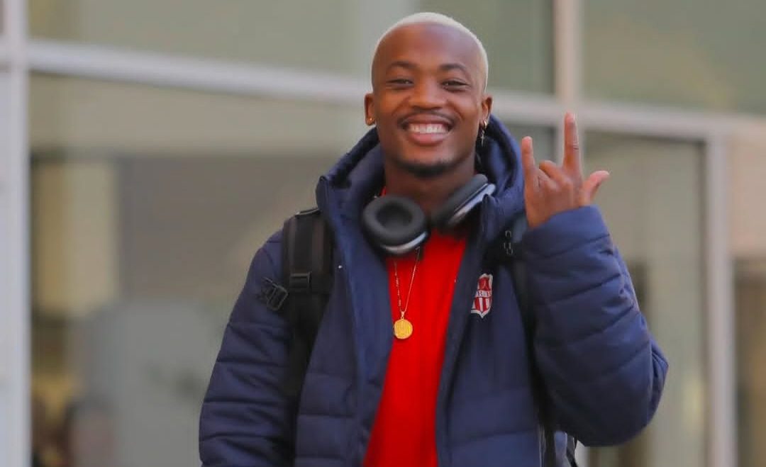 Khanyisa Mayo arriving at CR Belouizdad training