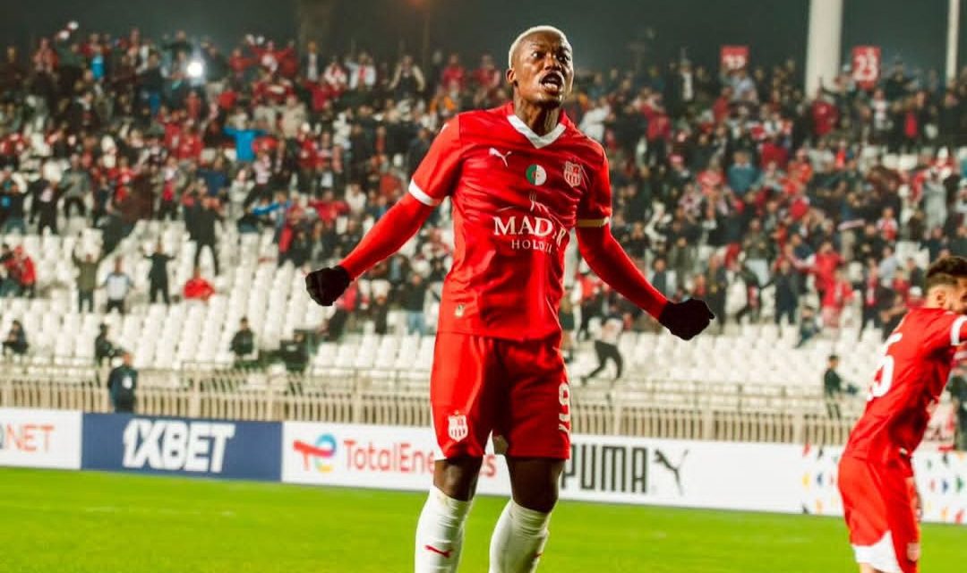 Khanyisa Mayo celebrates during CR Belouizdad game