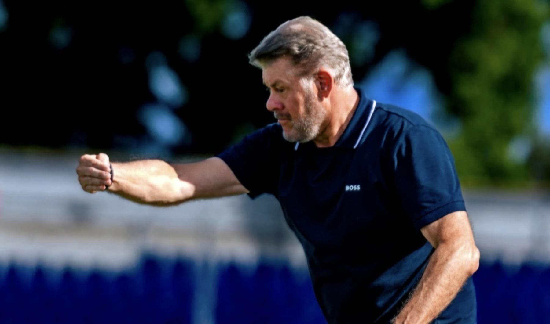 Luc Eymael giving instructions on the touchline 