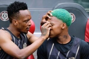 Orlando Pirates’ midfielder Patrick Tito Maswanganyi seen removing something in Kaizer Chiefs starlet Mfundo Vilakazi’s eye.