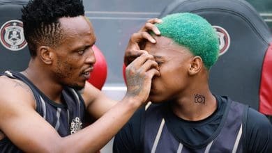 Orlando Pirates’ midfielder Patrick Tito Maswanganyi seen removing something in Kaizer Chiefs starlet Mfundo Vilakazi’s eye.