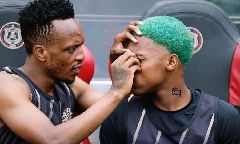 Orlando Pirates’ midfielder Patrick Tito Maswanganyi seen removing something in Kaizer Chiefs starlet Mfundo Vilakazi’s eye.