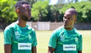 Vusumuzi Vilakazi and Arthur Zwane having a chat at the training grounds