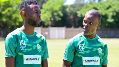 Vusumuzi Vilakazi and Arthur Zwane having a chat at the training grounds