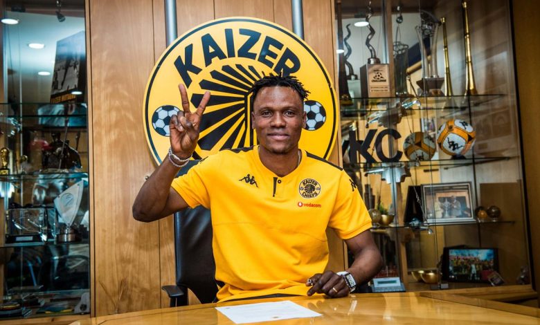Glody Makabi Lilepo making the Kaizer Chiefs 'love and peace' sign after signing his contract
