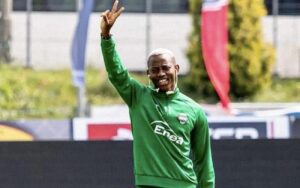 Kaizer Chiefs target Thabo Cele doing the peace sign at training